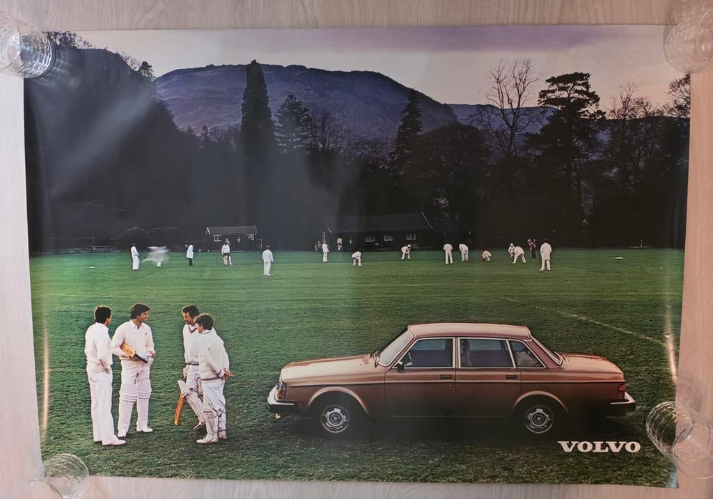 Vintage Volvo Reclame Poster - Cricket Scène, Verzenden, Deurposter of groter, Rechthoekig Liggend, Zo goed als nieuw