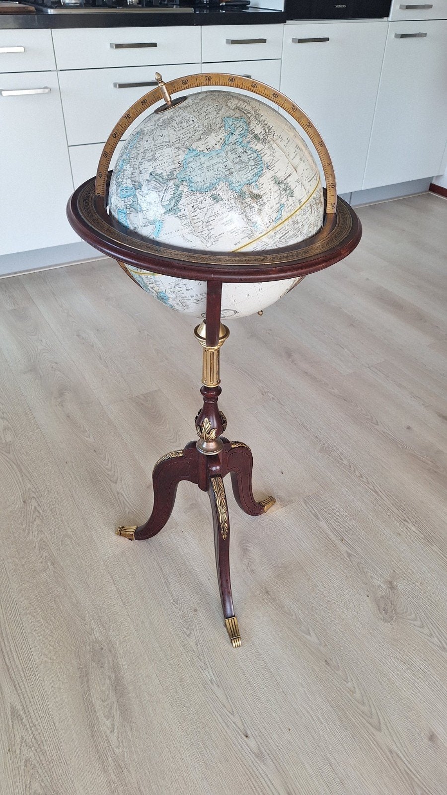 Antieke Wereldbol op Voet - Royal Geographical Society globe, Ophalen