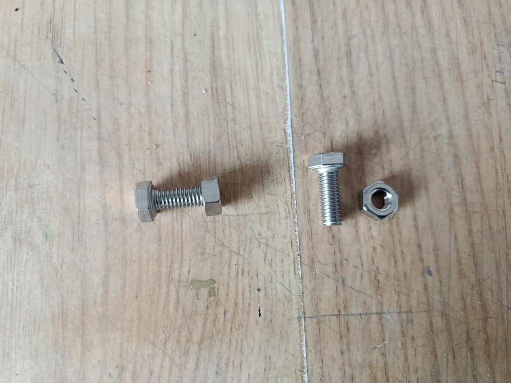 Te koop bouten + moertjes m10, Ophalen, Staal
