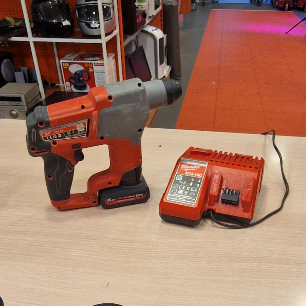 Milwaukee M12 CH-0 accu-SDS-plus boorhamer + accu + lader, Milwaukee, Gebruikt, Support@milwaukee.com, Milwaukee Electric Tool Corporation, 13135 W. 
Lisbon Road, Brookfield, WI 53005
USA