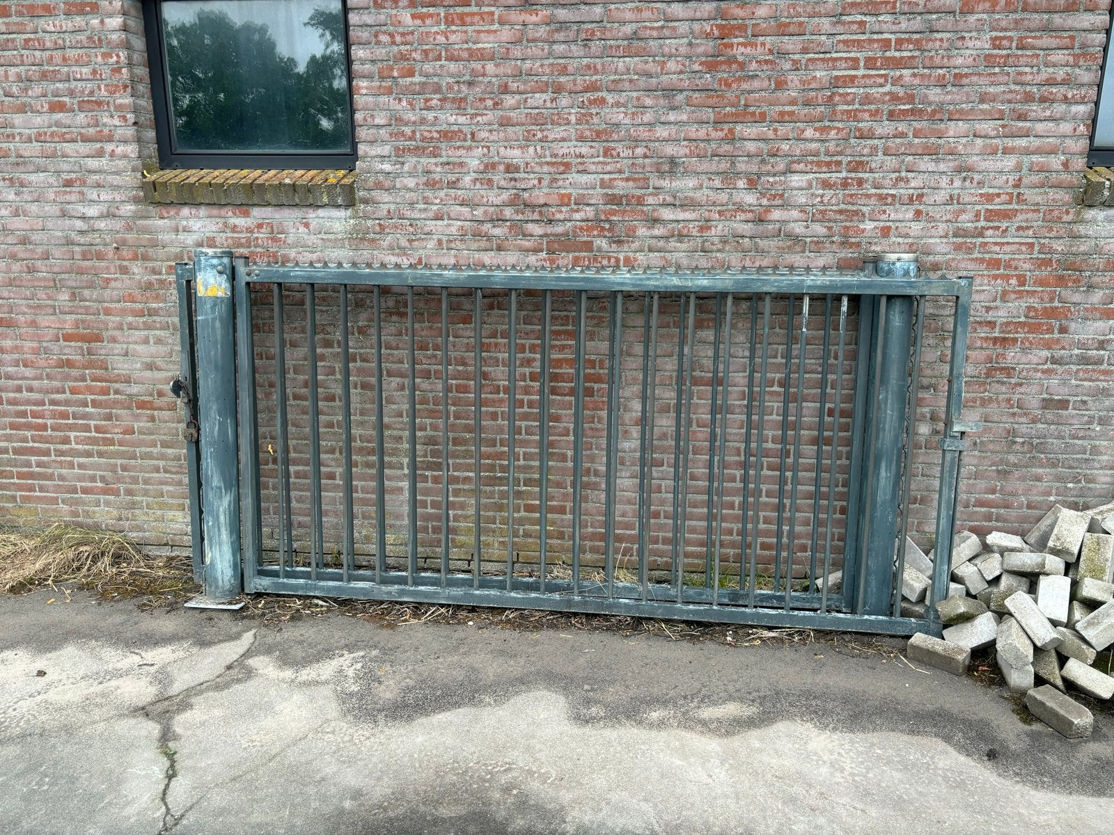 Robuuste dubbele poort - Ideaal voor oprit of erf, Tuin en Terras, Ophalen, Gebruikt, 150 tot 200 cm, IJzer