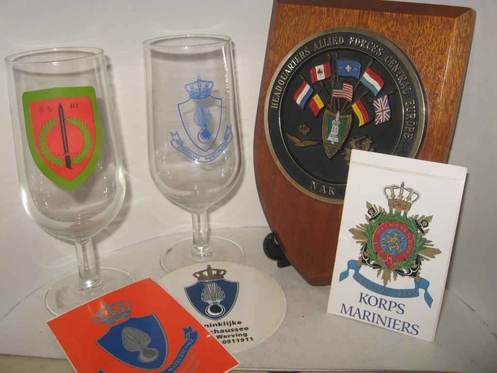 Glazen Marechaussee & stoottroepen + stickers & schild NAK, Verzamelen, Ophalen of Verzenden, Zo goed als nieuw, Bierglas