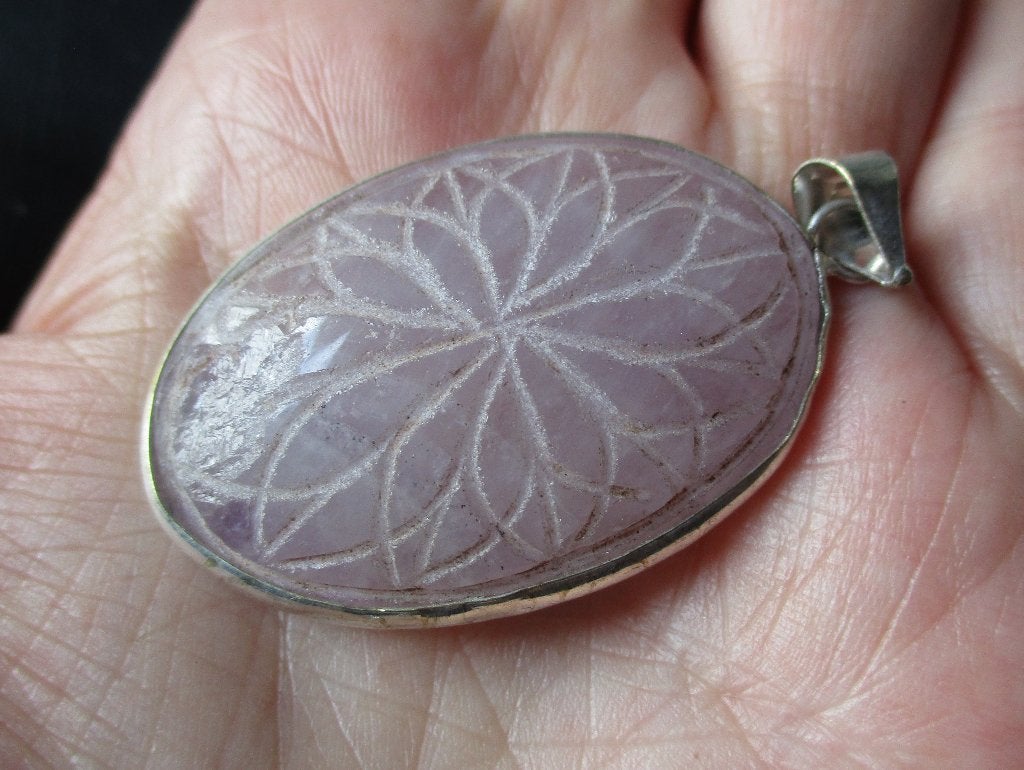 92/ prachtige gekerfde light amethyst hanger, Paars, Nieuw, Ophalen of Verzenden, Steen of Mineraal