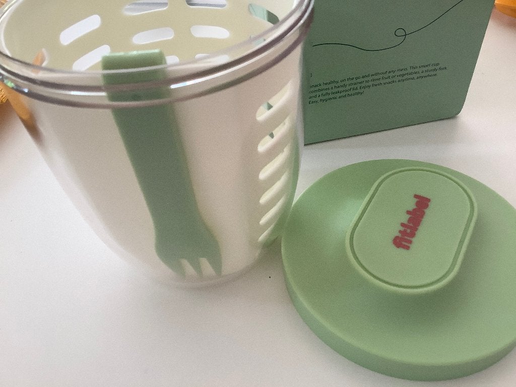 Fruit to go container met vork fruit cup fitlabel, Huis en Inrichting, Bewaardoos, Nieuw, Ophalen of Verzenden, Vaatwasserbestendig