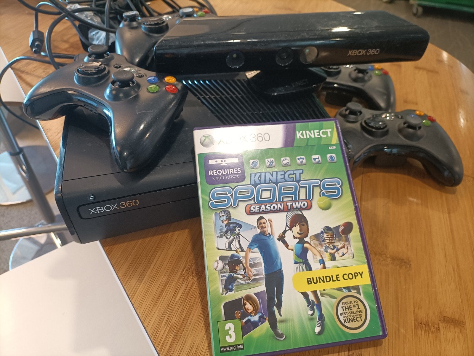 Xbox 360 met Kinect Sensor en Kinect Sports Season Two, Ophalen, Gebruikt, Eén computer, Sport