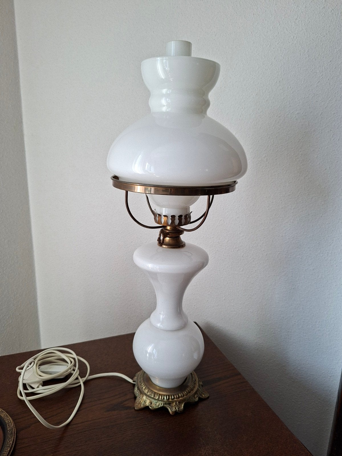 Vintage Tafellamp met Melkglas en Messing Voet, Ophalen of Verzenden