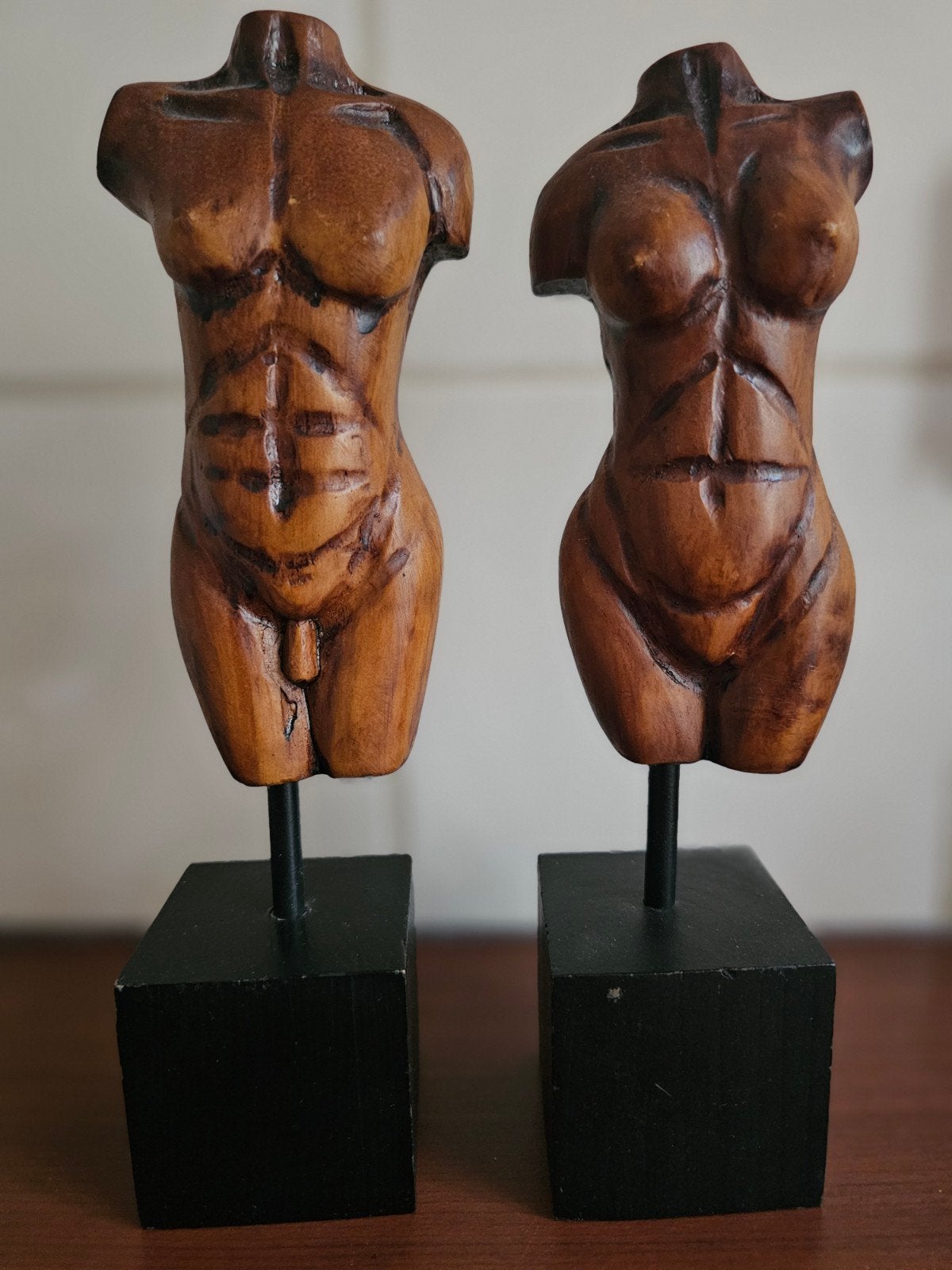 Houten torso sculpturen - Man en Vrouw., Antiek en Kunst, Kunst | Beelden en Houtsnijwerken, Ophalen, Groep mensen, 20 - 50 cm