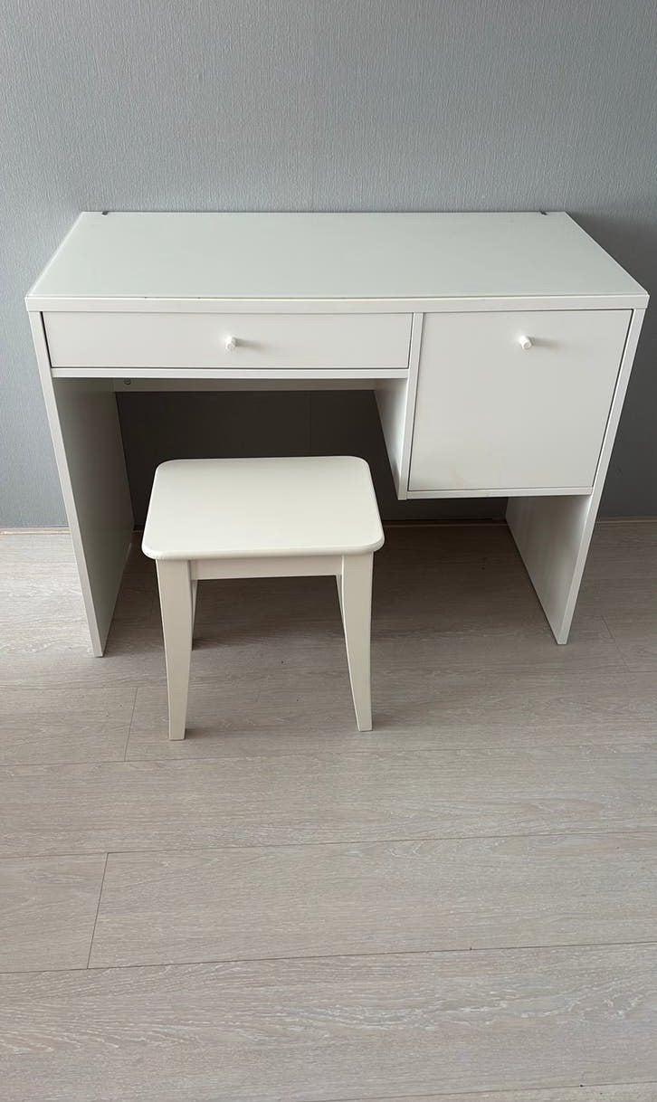 Te koop aangeboden Make- up tafel met bijbehorende kruk., Ophalen, Zo goed als nieuw, 50 tot 100 cm, Minder dan 100 cm