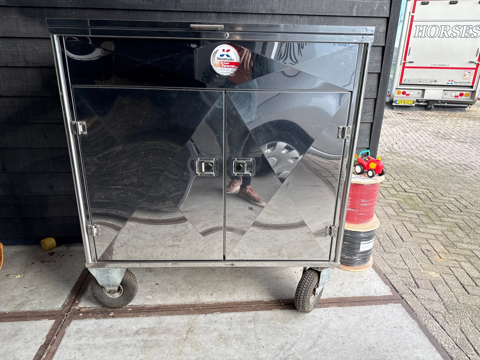 RVS zadelkast / groomingskast op wielen, Ophalen, Gebruikt, Springen