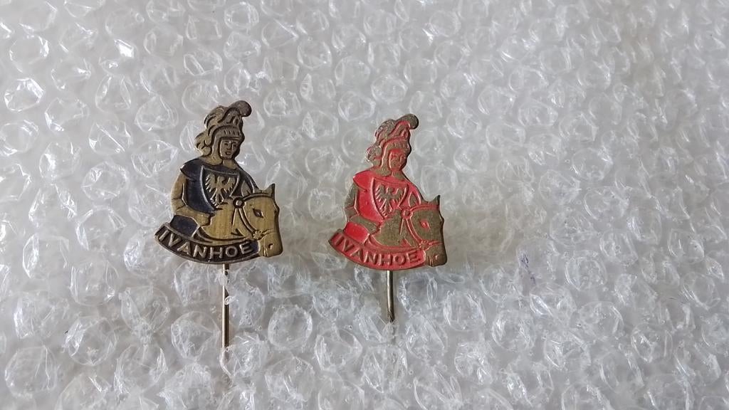 2 verschillende kleuren speldjes Ivanhoe, Verzamelen, Ophalen of Verzenden, Zo goed als nieuw, Overige onderwerpen
