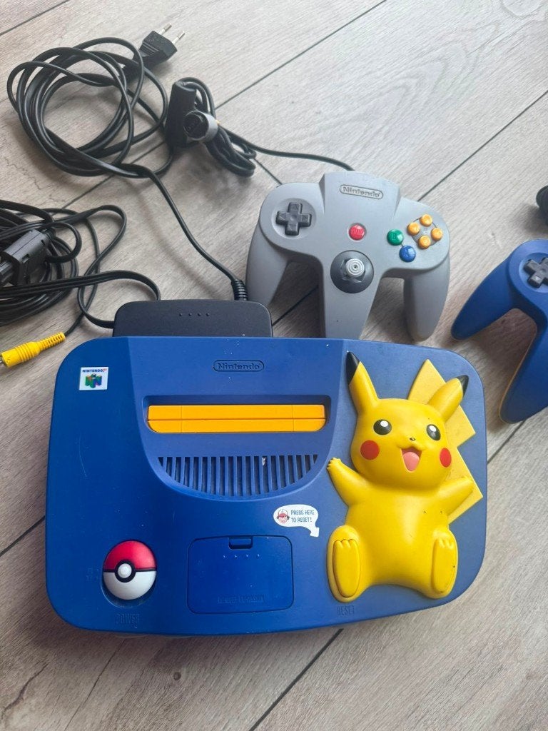 Nintendo 64 Pikachu Edition met 2 controllers, Ophalen of Verzenden, Zo goed als nieuw, Met 2 controllers, Met games