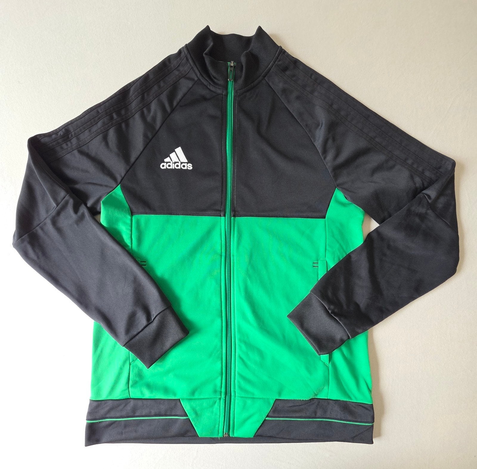 Adidas sportjack groen/zwart, maat XL (15-16 jaar), Atlas Arena - Afrika Building Hoogoorddreef 9a 1101 BA Amsterdam ZO The Netherlands