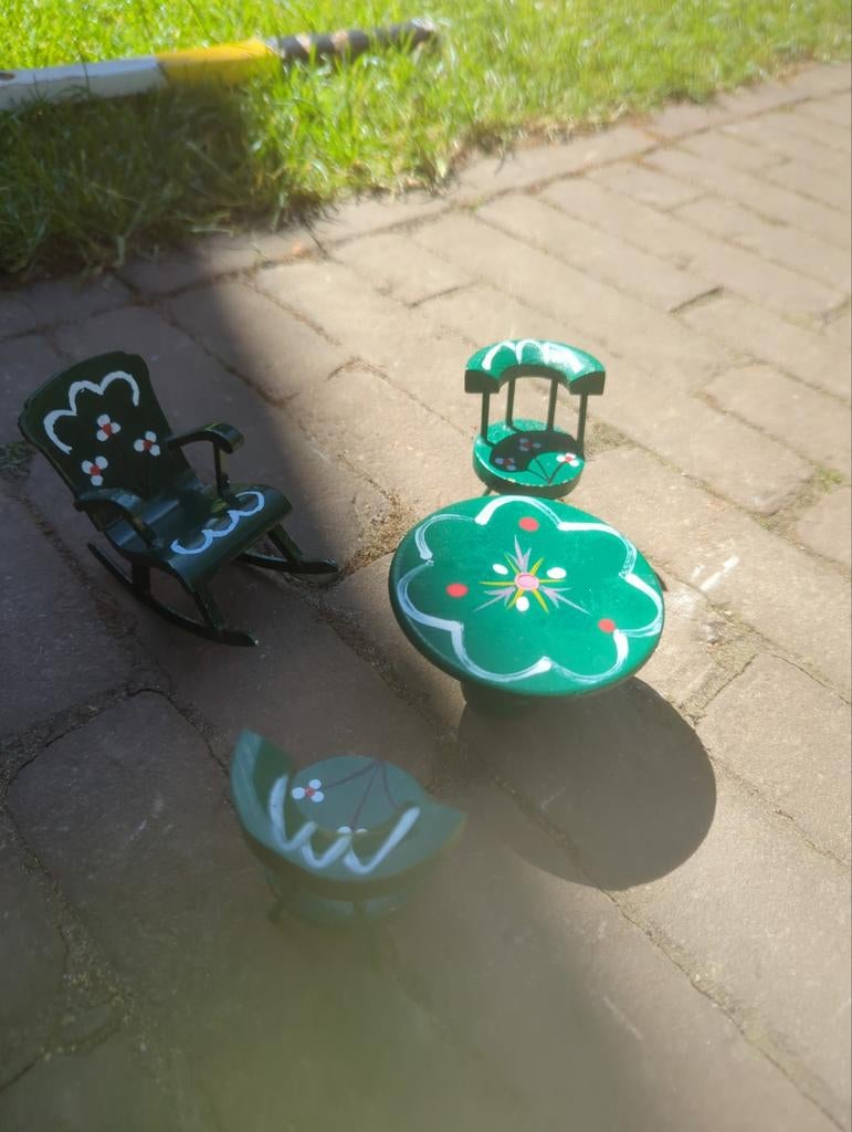 Miniatuur meubels: schommelstoel, tafel en waterput, Ophalen of Verzenden, Gebruikt
