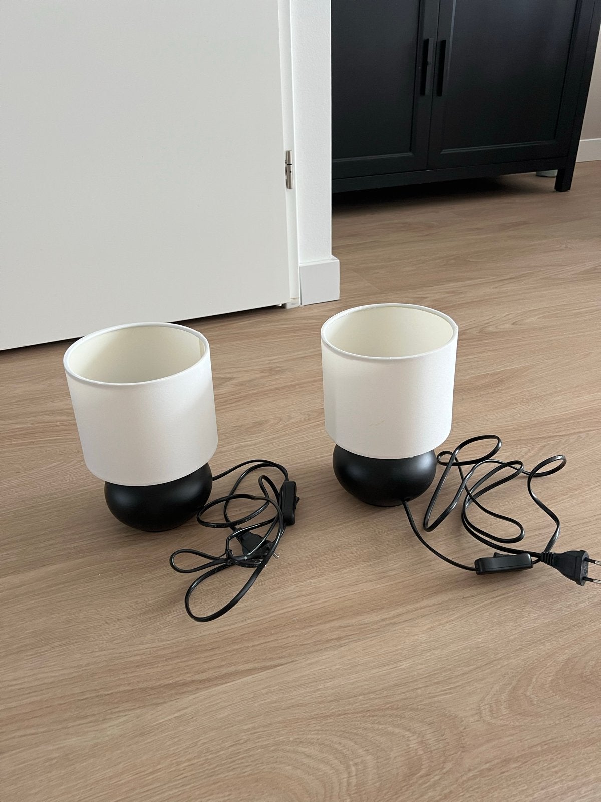 2 Ikea Tvarfot lampen - zwart/wit, Ophalen, Overige materialen, Met schakelaar, Gebruikt