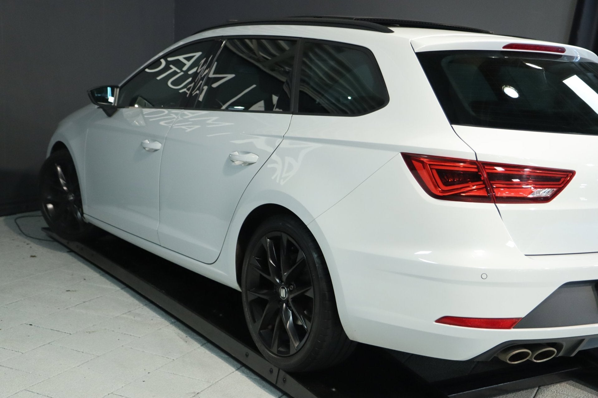 SEAT Leon ST 1.5 TSI FR Black Edition / PANO / VIRTUAL / ACC, Zwart, 4 cilinders, Leon, Wit