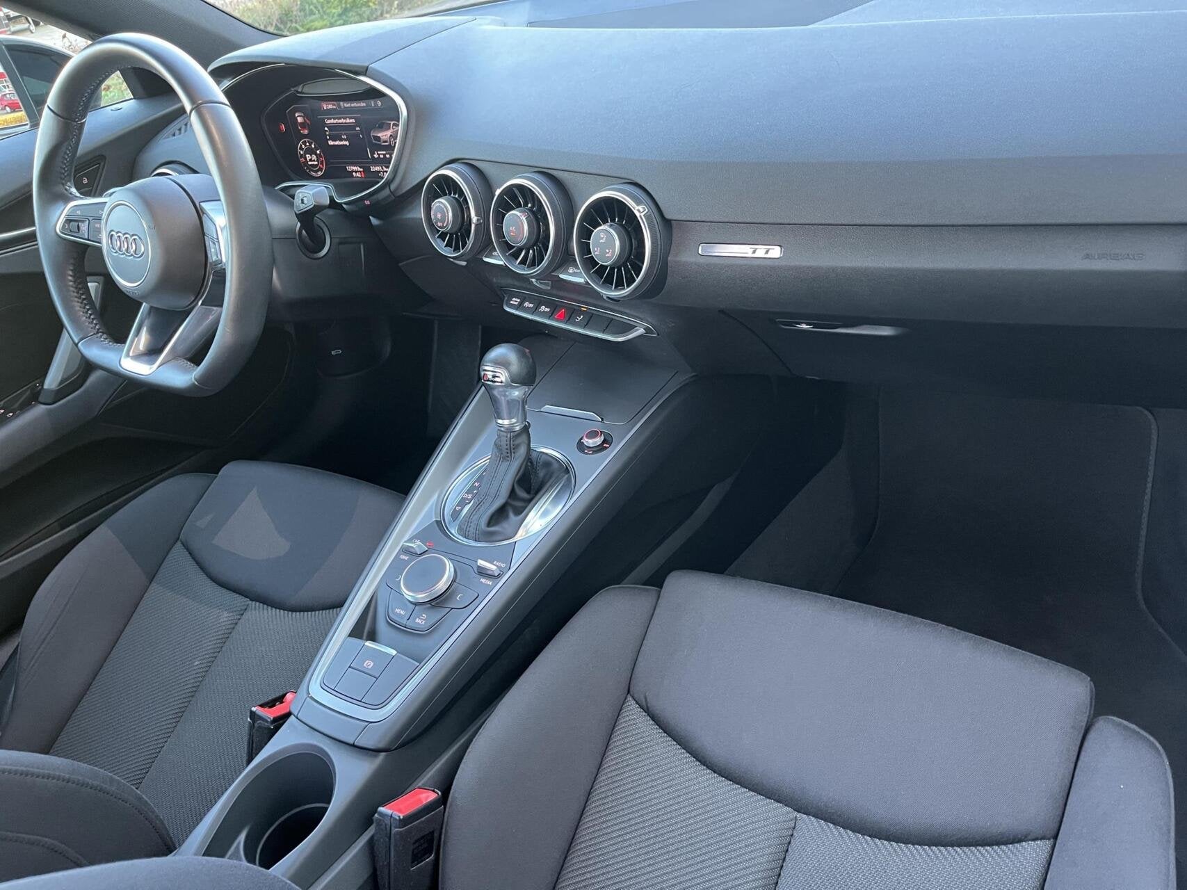 Audi TT 40 TFSI 197PK AUT. SUPERSCHERPE AANBIEDING! XENON, Gebruikt, 4 cilinders, 1984 cc, 4 stoelen