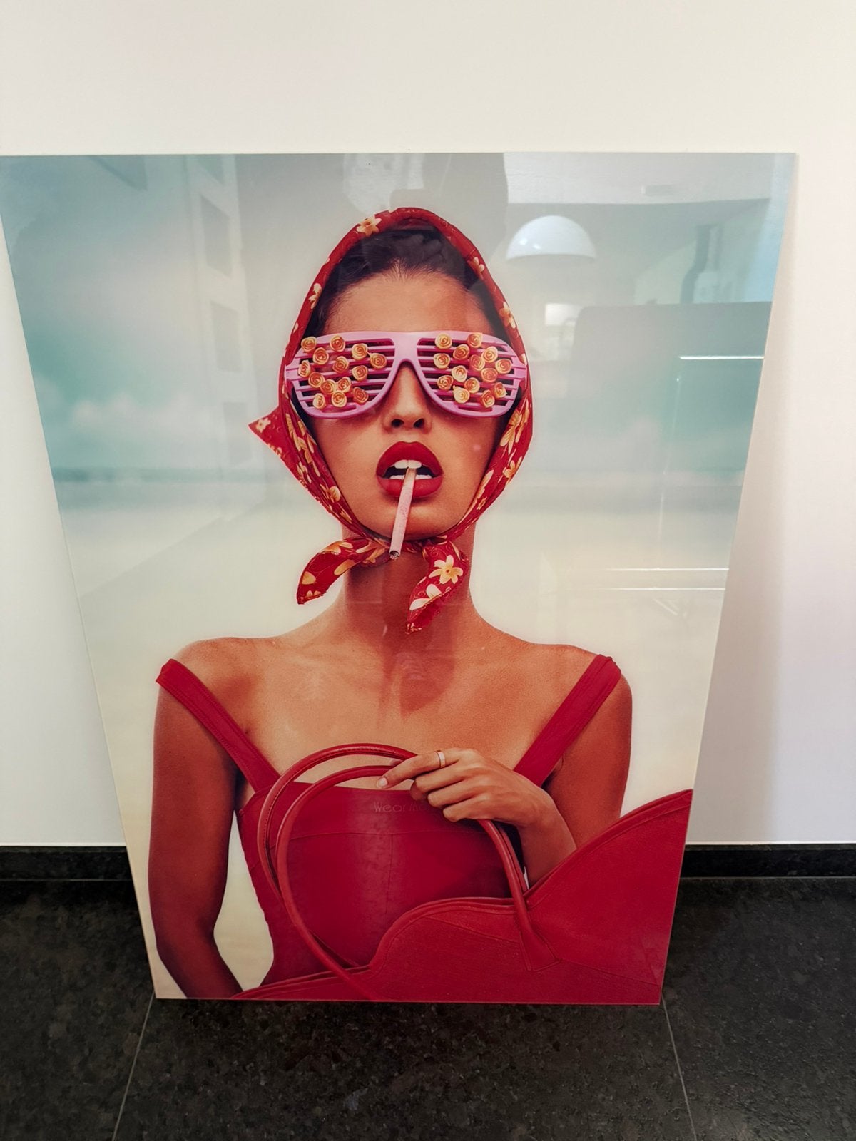 Afbeelding ‘vrouw in het rood’. 60 cm x 90 cm op acryl., Ophalen, Figuren, Kunststof, Achter glas