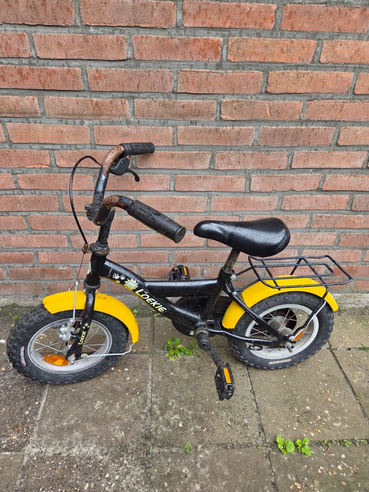 Loekie kinderfiets 12 inch - zwart/geel, Fietsen en Brommers, Fietsen | Kinderfietsjes, Ophalen, Terugtraprem, Zijwieltjes, Gebruikt