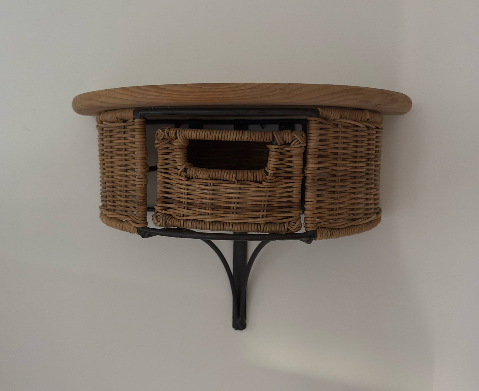 Halfrond Wandschapje met laatje, rotan/ijzer/hout, Ophalen of Verzenden, Zo goed als nieuw