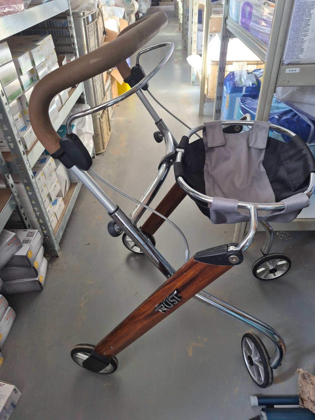 trust binnen huis rollator, Ophalen