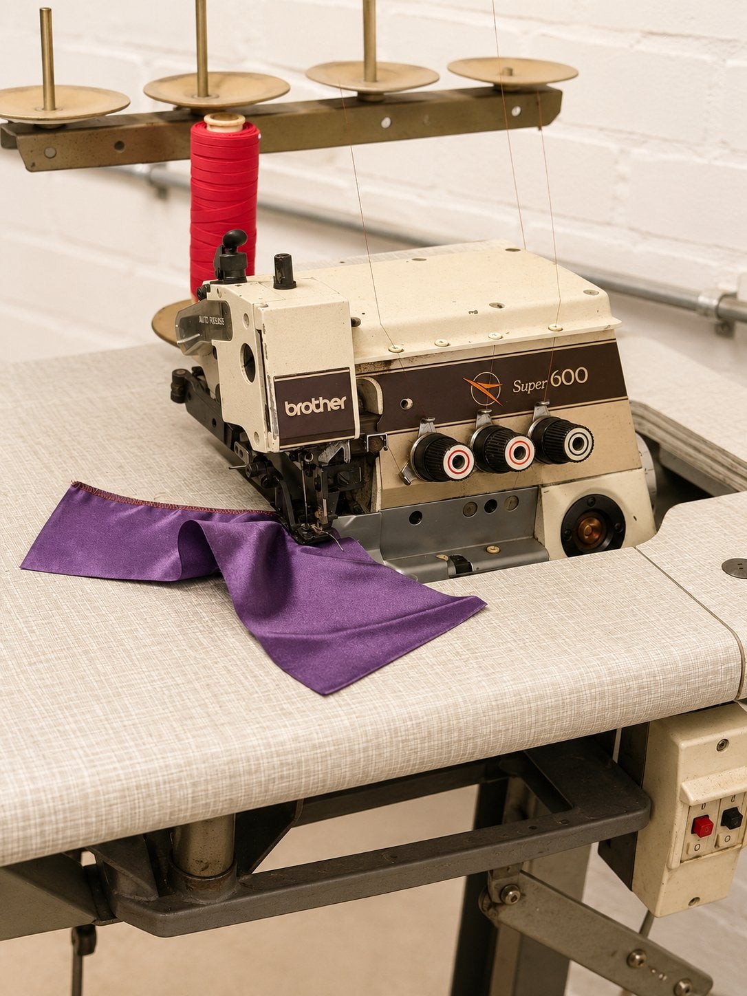 Brother Super 600 industriële overlockmachine – goed werkend, Hobby en Vrije tijd, Ophalen, Zo goed als nieuw, Naaimachine, Brother