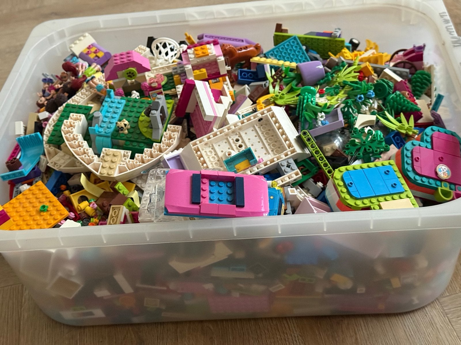 Grote bak LEGO Friends met boekjes en figuurtjes, Ophalen, Gebruikt