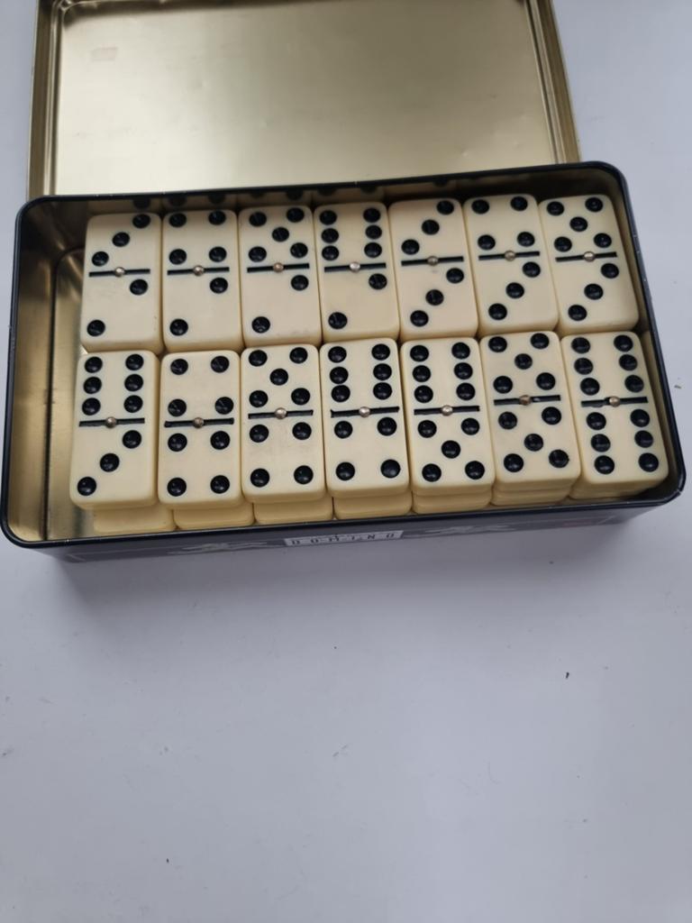 Domino spel in blikken doos - Single Six Color Dot, Onbekend, Ophalen of Verzenden, Zo goed als nieuw, Een of twee spelers