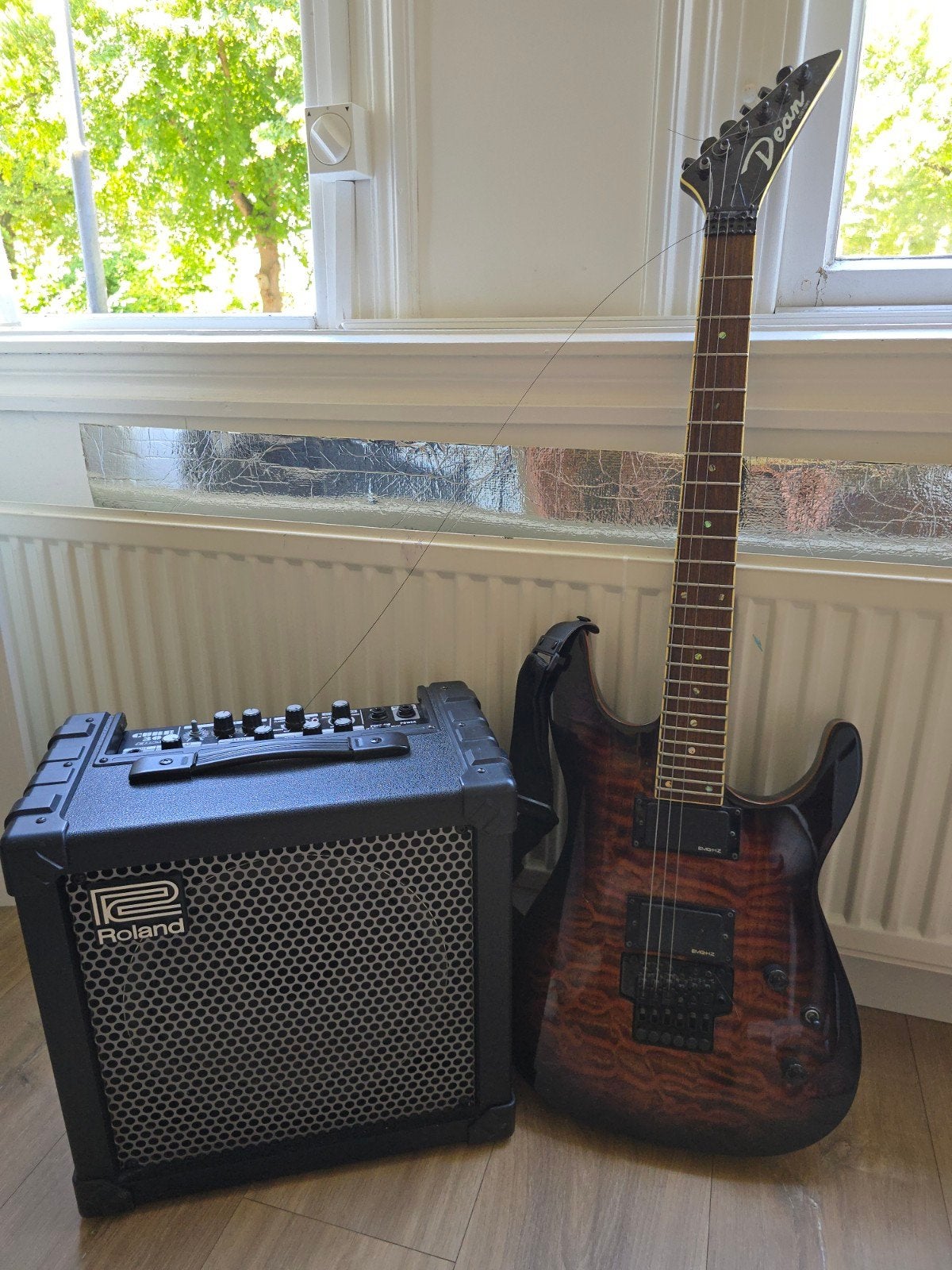Dean elektrische gitaar met Roland Cube 30 versterker, Gebruikt, Met versterker, Solid body, Ophalen