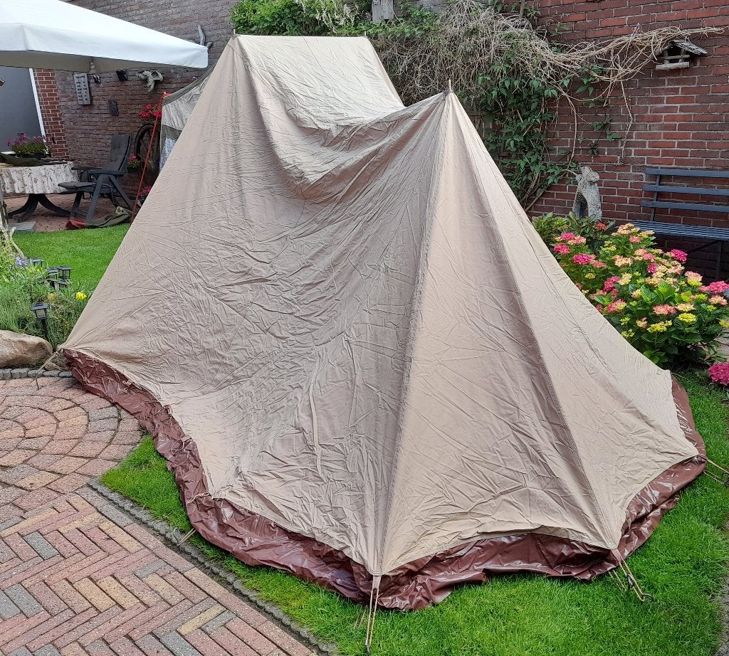 2 persoons tent .  Elastieken moeten  vervangen worden., Ophalen, Gebruikt, Tot en met 2