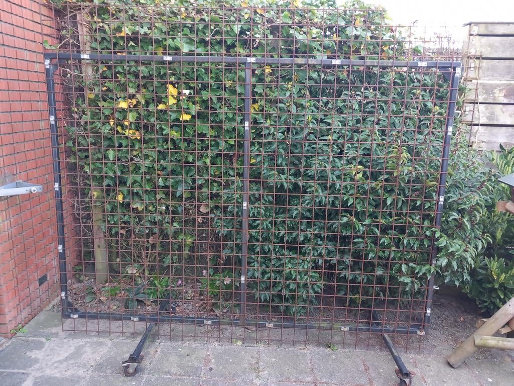 Hekwerk/toegangshek betongaas met zwenkwieltjes, Ophalen, IJzer