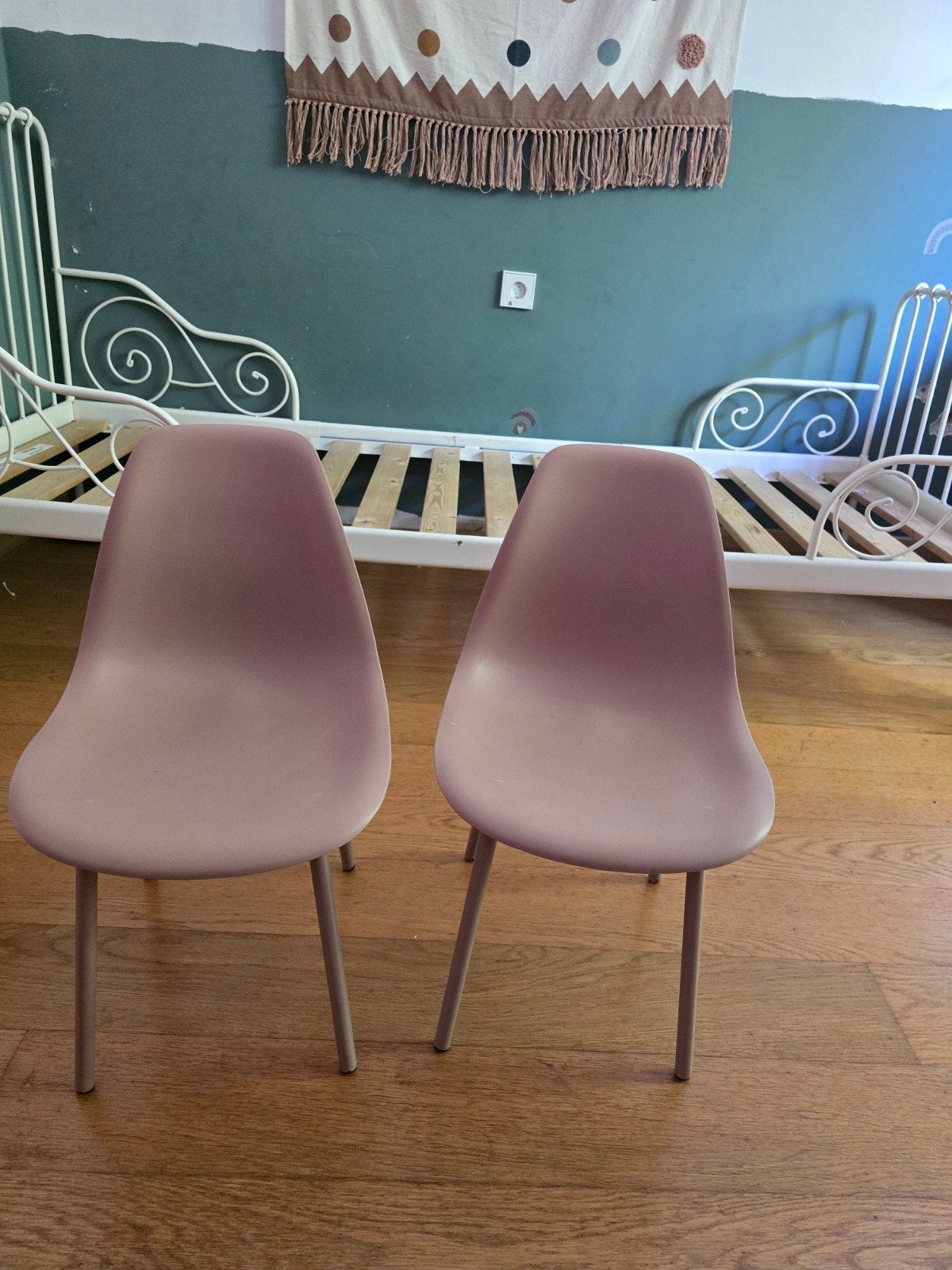 2 roze kunststof kinderstoeltjes van Leenbakker, Ophalen, Zo goed als nieuw