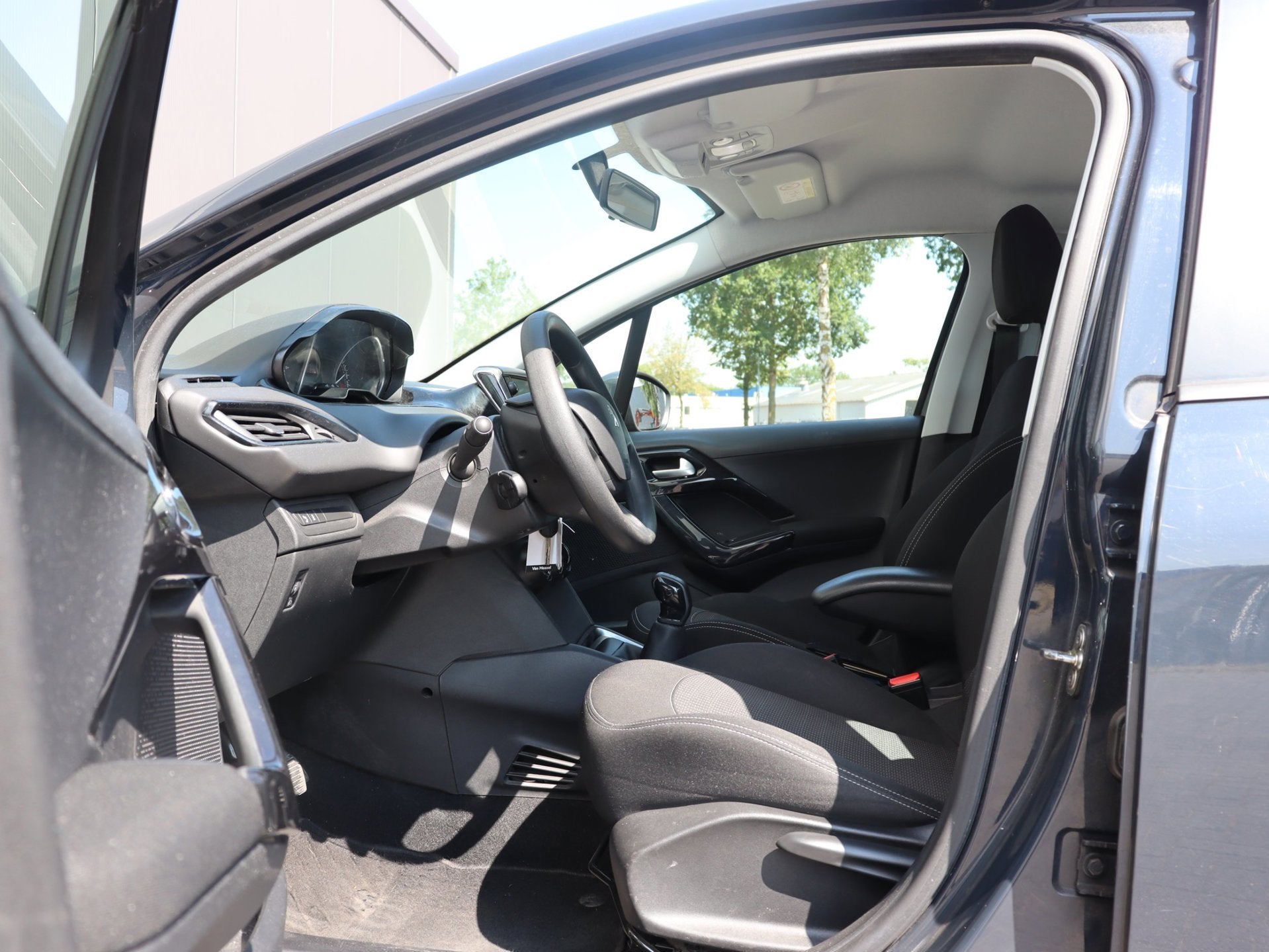 Foto 10 van Peugeot 208 1.2 PureTech Blue Lion navi airco org NL