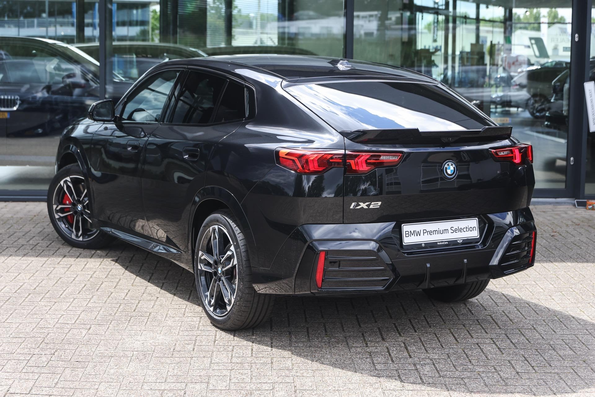 BMW iX2 eDrive20 M Sport / Panoramadak / Trekhaak / Sportsto, Auto's, BMW, Dealer onderhouden, IX2, Met garantie (alle), Zwart