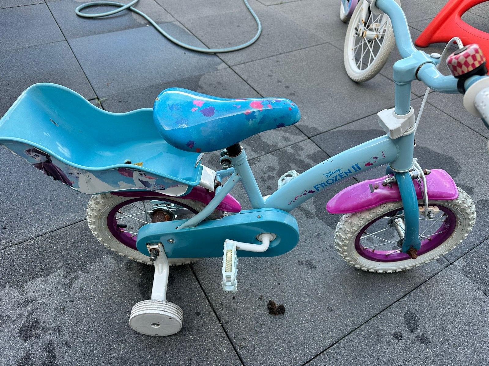 Frozen 2 kinderfiets met zijwieltjes en zitje, Fietsen en Brommers, Fietsen | Kinderfietsjes, Ophalen, Zijwieltjes, Gebruikt, Velgrem
