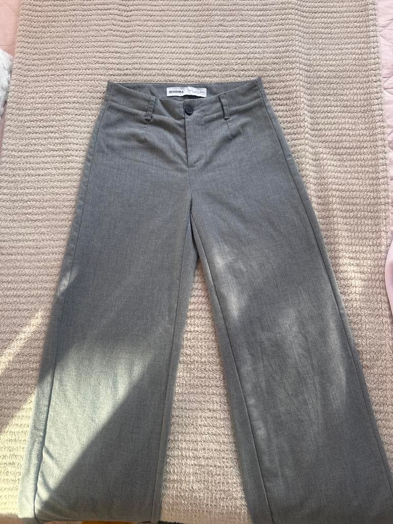 Bershka broek maat 34 - Grijs, Ophalen of Verzenden, Zo goed als nieuw, Maat 34 (XS) of kleiner, Grijs