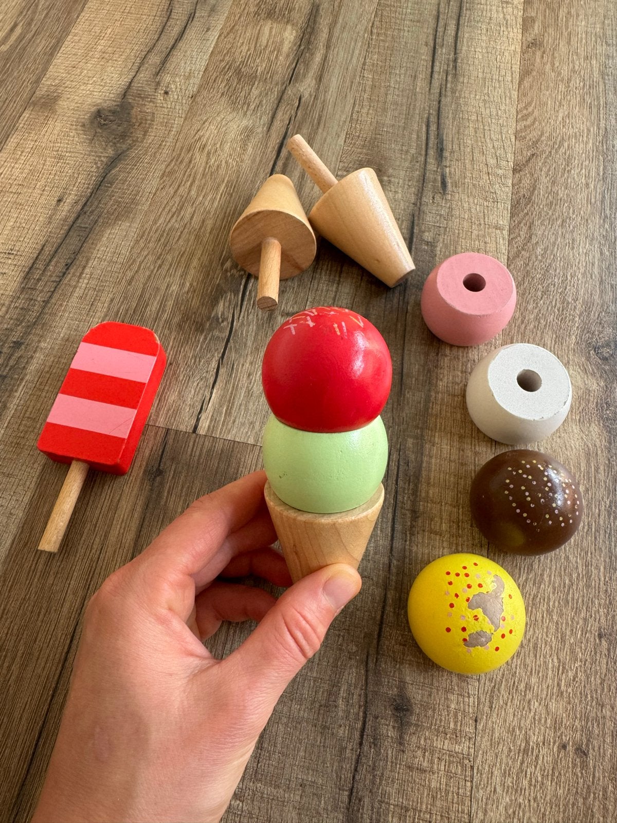Houten speelgoed ijsjes met hoorntjes en bolletjes, Ophalen, Gebruikt, Overige typen