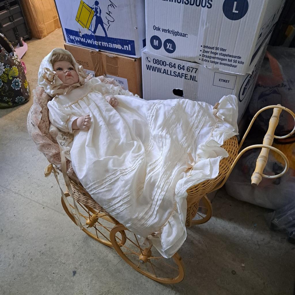 (r) Pop porselein in poppenwagen, Ophalen, Zo goed als nieuw, Pop