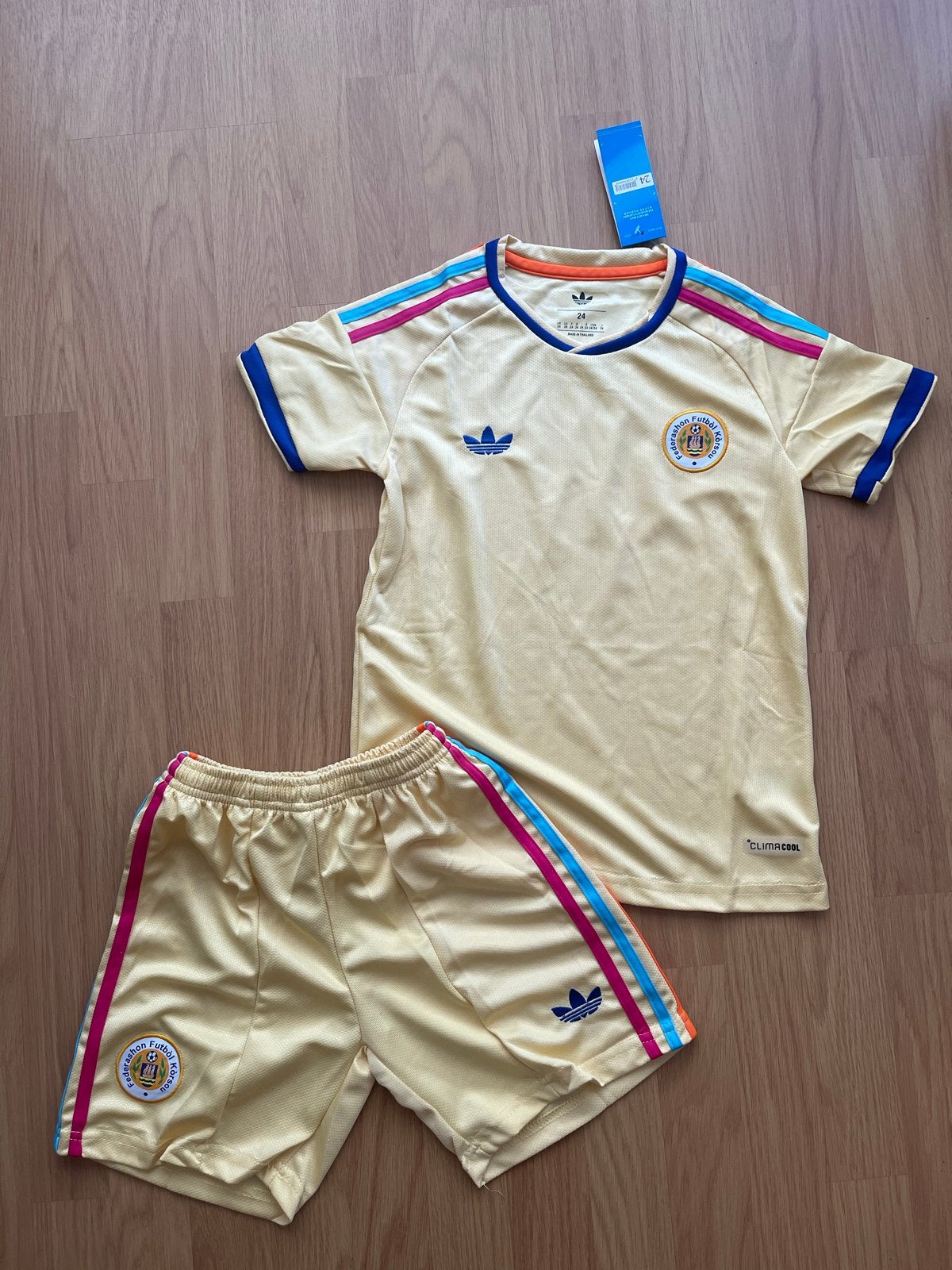 Kinder tenue Curaçao maat 24 (8/9 jaar) - shirt en broek, Ophalen of Verzenden, Nieuw, Overige maten
