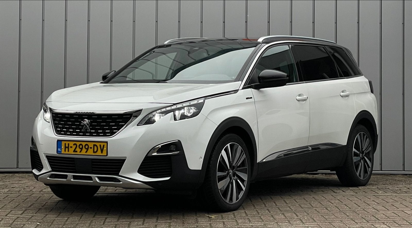 Peugeot 5008 1.2 Puretech 130pk btw auto en stoel massage, Zwart, 1199 cc, 7 stoelen, Wit