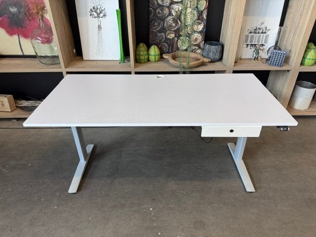 Elektrisch Zit-Sta Bureau met lade–178.5x84 cm, 250€/st,1st