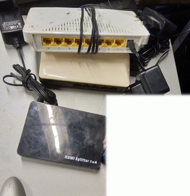 2 netwerkswitches + HDMI verdeler, Ophalen of Verzenden, Zo goed als nieuw