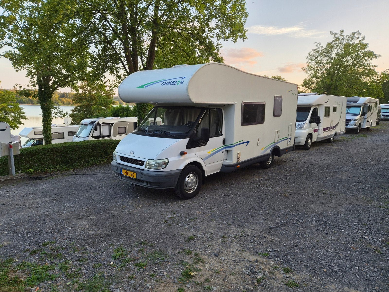 Chausson Flash03 Alkoof Camper - Ideaal voor Gezinsavonturen, Caravans en Kamperen, Standaard zit, Alkoof, Ringverwarming, Ford
