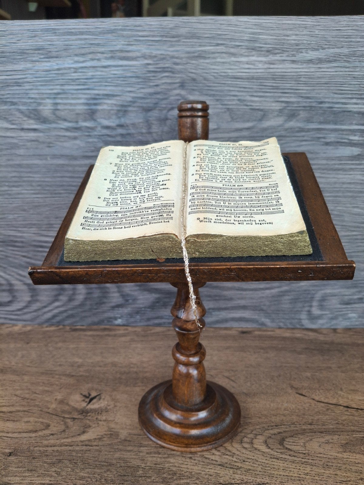 Mooie oude houten bijbel/psalm standaard met kaarsen standaa, Verzamelen, Ophalen of Verzenden, Gebruikt, Overige typen