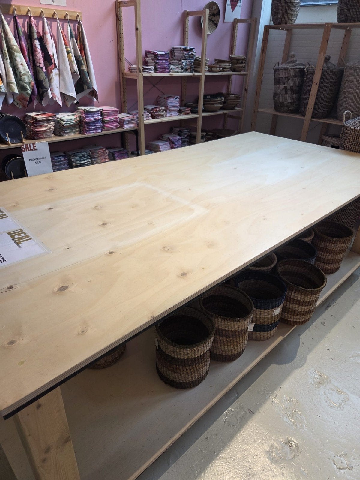 Foto 4 van Robuuste houten tafel op wielen - Ideaal voor winkel/atelier