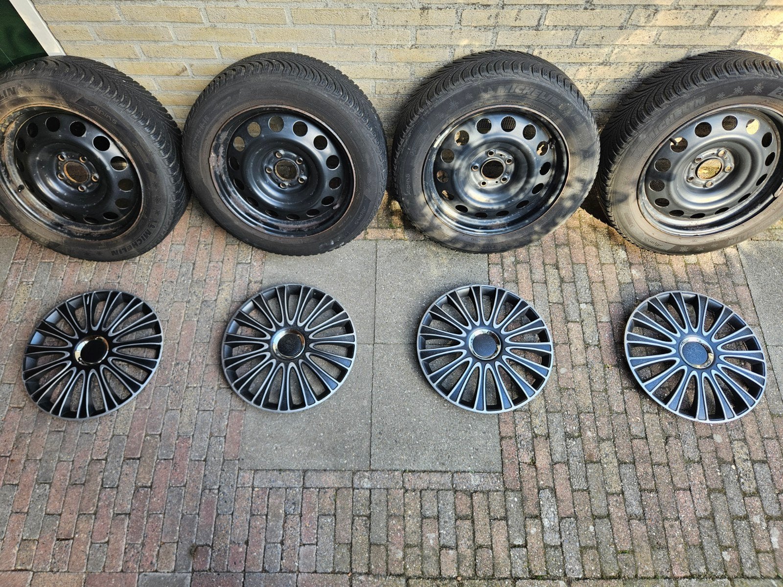 set winterbanden Michelin alpine 5 16inch incl. wieldoppen, Ophalen, Gebruikt, 16 inch, Banden en Velgen