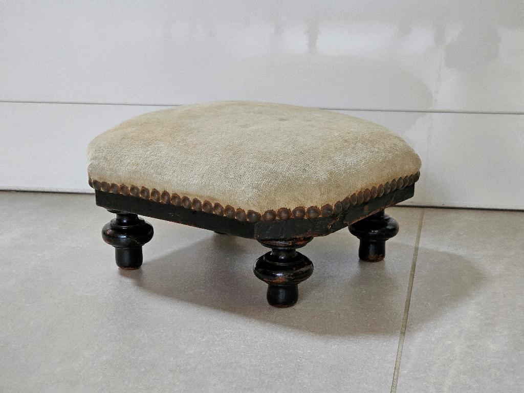 Klein antiek VOETENBANKJE / bekleed met beige velours, Ophalen of Verzenden