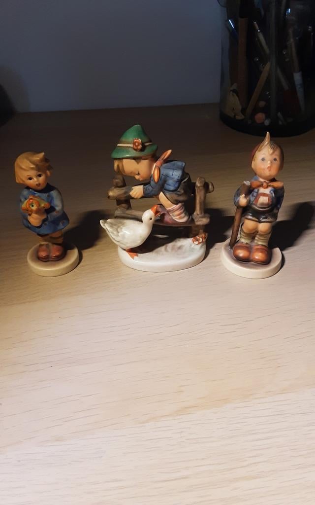 Set van 3 Hummel beeldjes: Kinderen met gans en bloemen, Verzamelen, Ophalen of Verzenden, Gebruikt