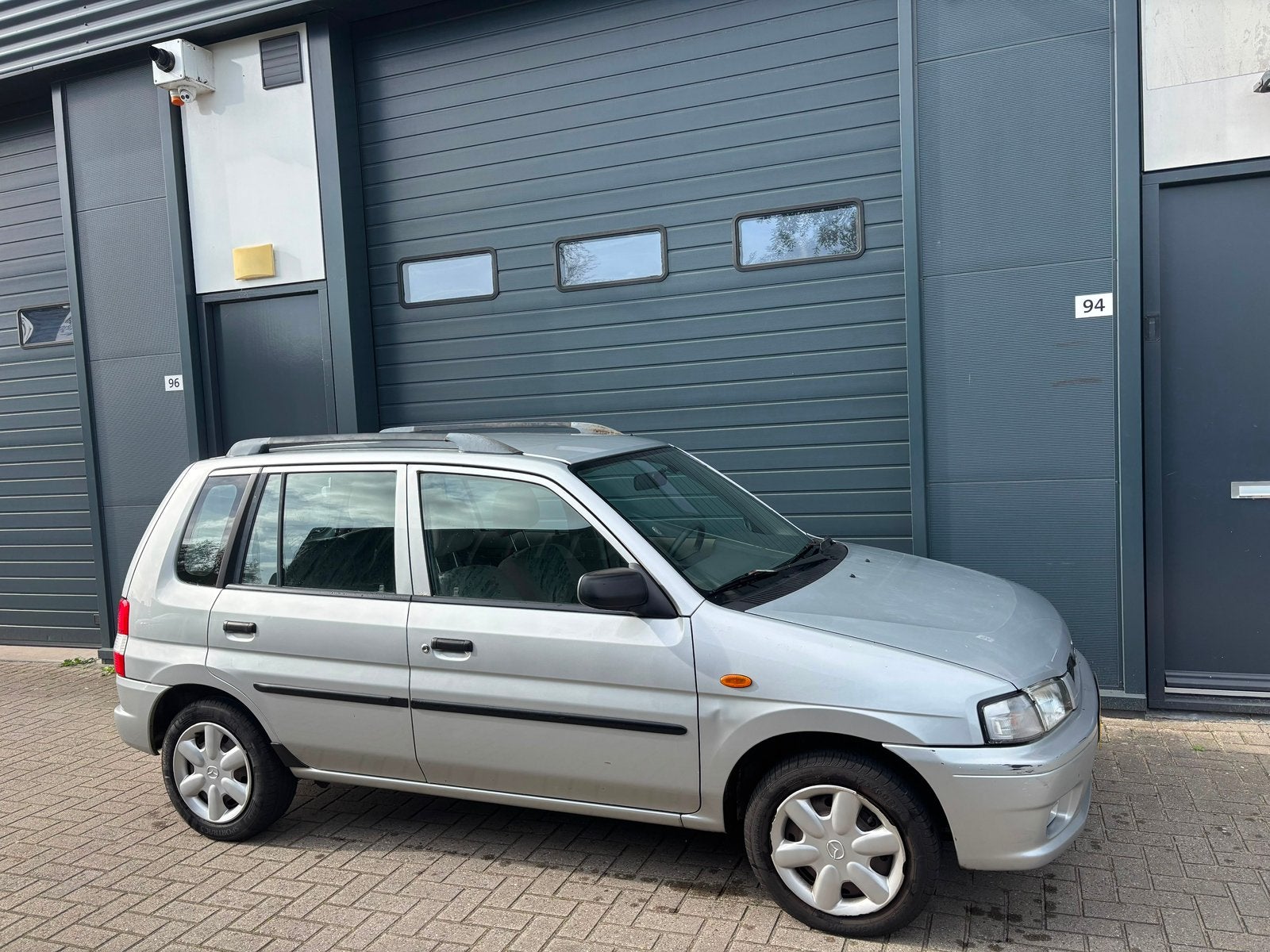 87.678 KM! Mazda Demio 1.3 GLX 1999 | Nieuwe APK | Airco, Auto's, Voorwielaandrijving, 410 kg, 31 €/maand, Bedrijf