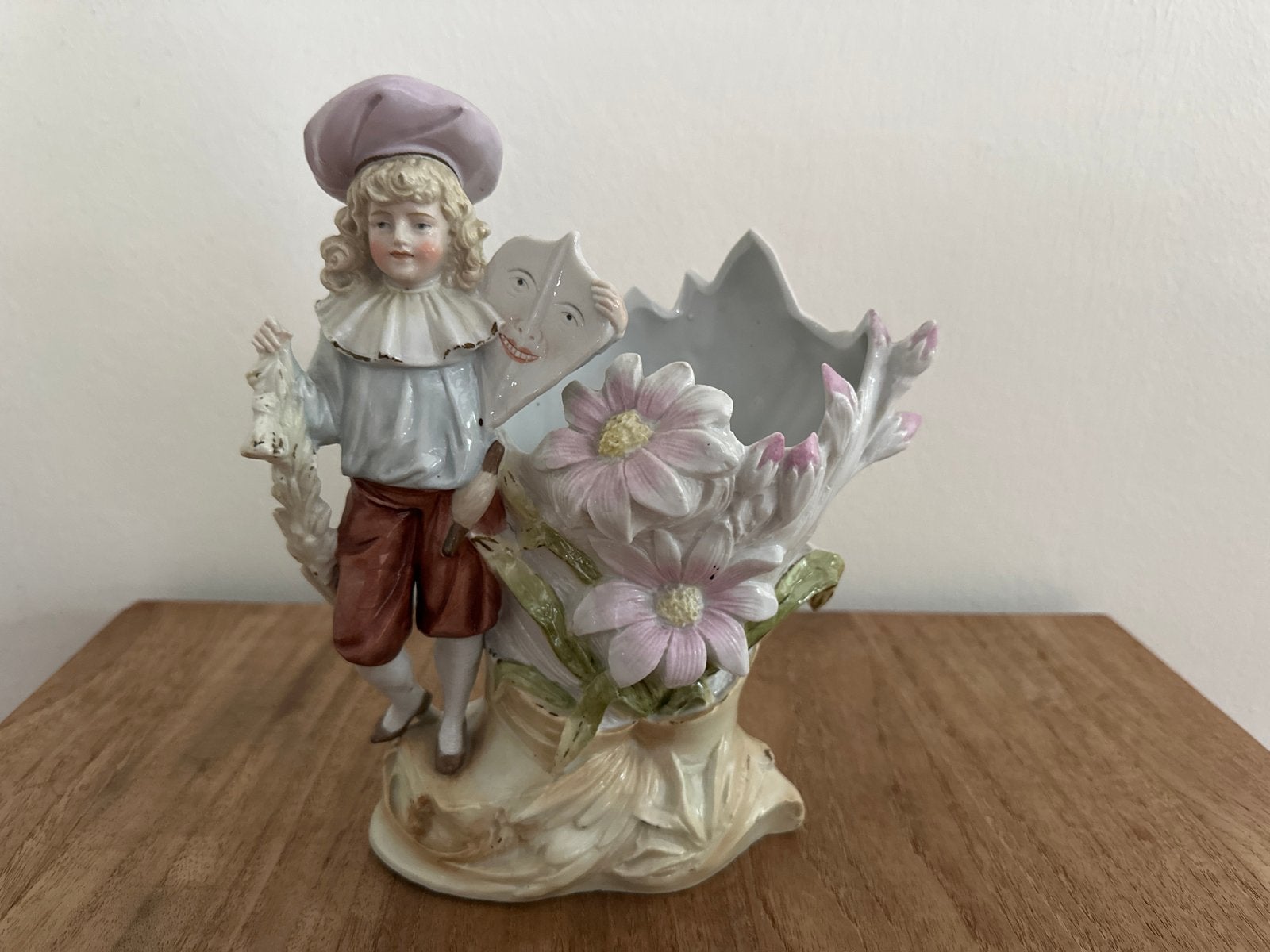 Antieke porseleinen vaas met jongen en bloemen, 22 cm hoog, Ophalen