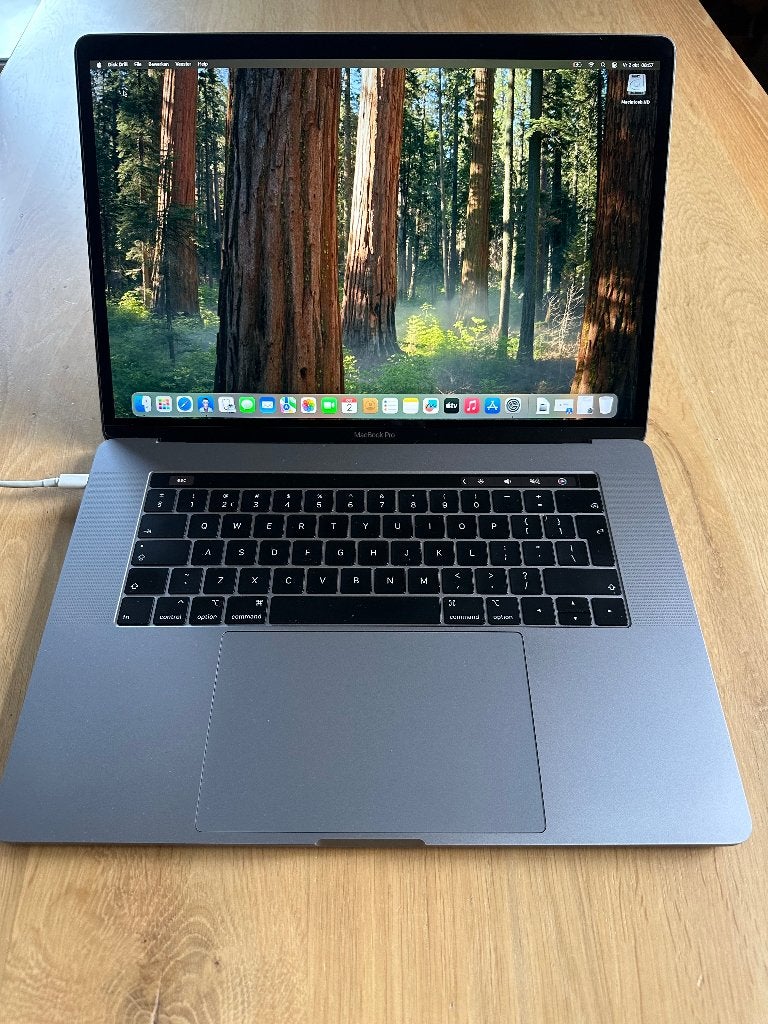 MacBook Pro 15 inch inclusief oplader